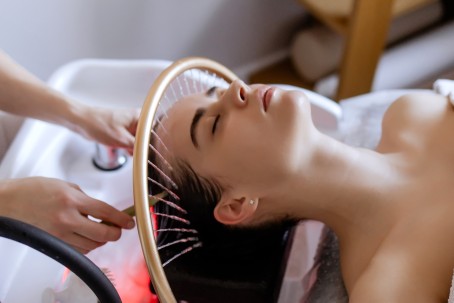 Japoniškas galvos SPA ritualas grožio studijoje „ZiZi Beauty Hub“
