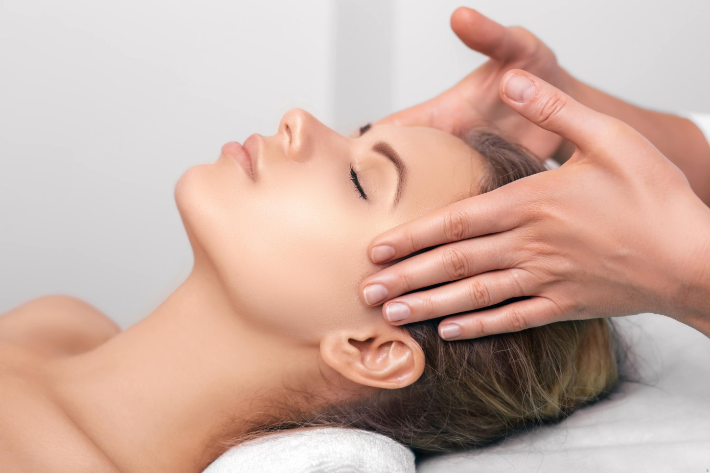 Veido klasikinis masažas su plaštakų ir galvos masažu