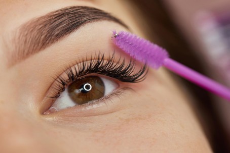 Blakstienų laminavimas, stiprinimas keratinu ir dažymas