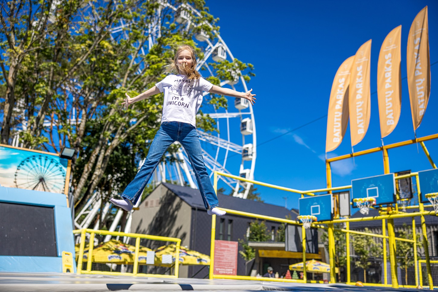Pramogos su batutais ir iššūkių trasa „Ninja Warrior“ (1 val.)